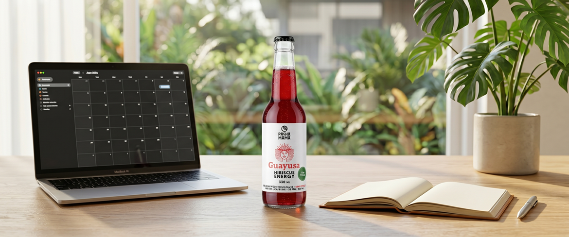 Wygodna guayusa w butelce stojąca na biurku obok laptopa – napój wspierający koncentrację w pracy, wykorzystujący naturalne właściwości guayusy