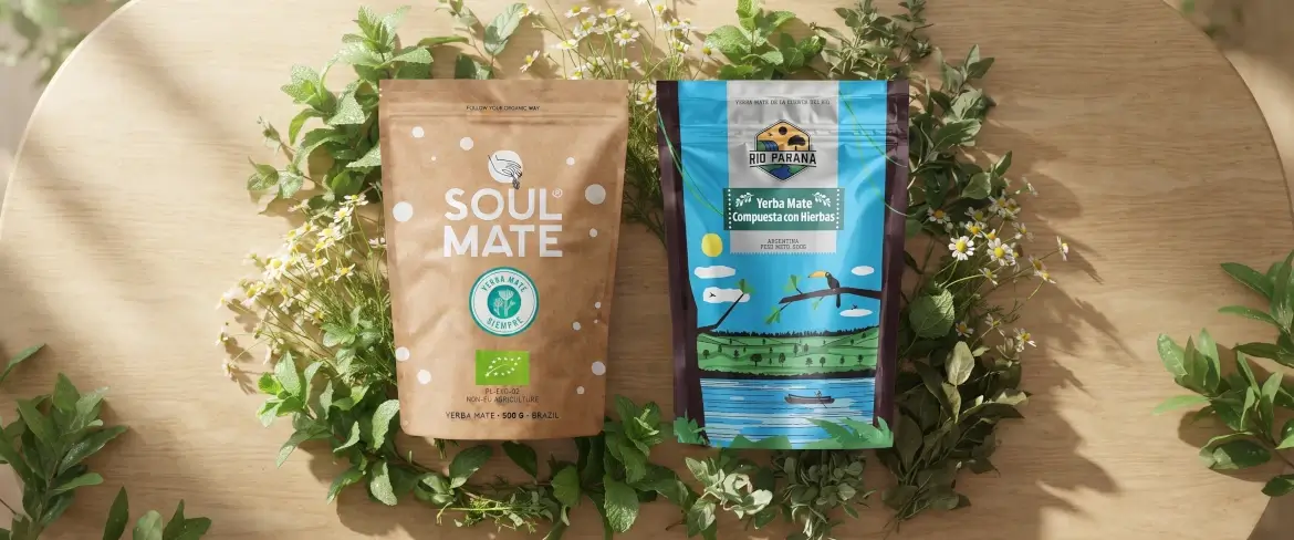 Yerba mate ziołowa w opakowaniach z dodatkiem mięty i ziół, naturalna kompozycja na drewnianym tle.