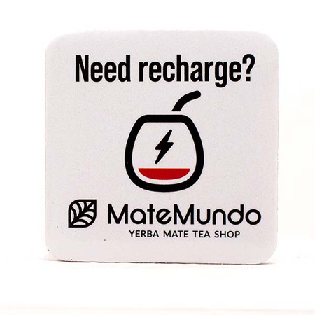 Magnes na lodówkę z logo MateMundo - „Need recharge?”